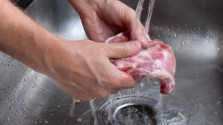Understanding the Practice of Washing Raw Meat Before Cooking